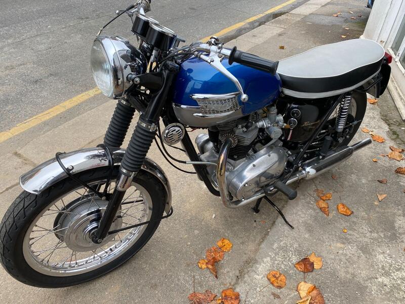 TRIUMPH Bonneville